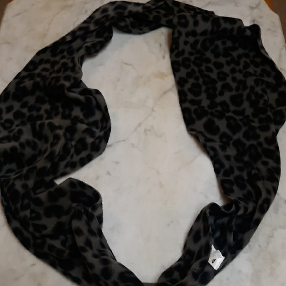 ❤Old navy scarf❤ - Picture 2 of 4